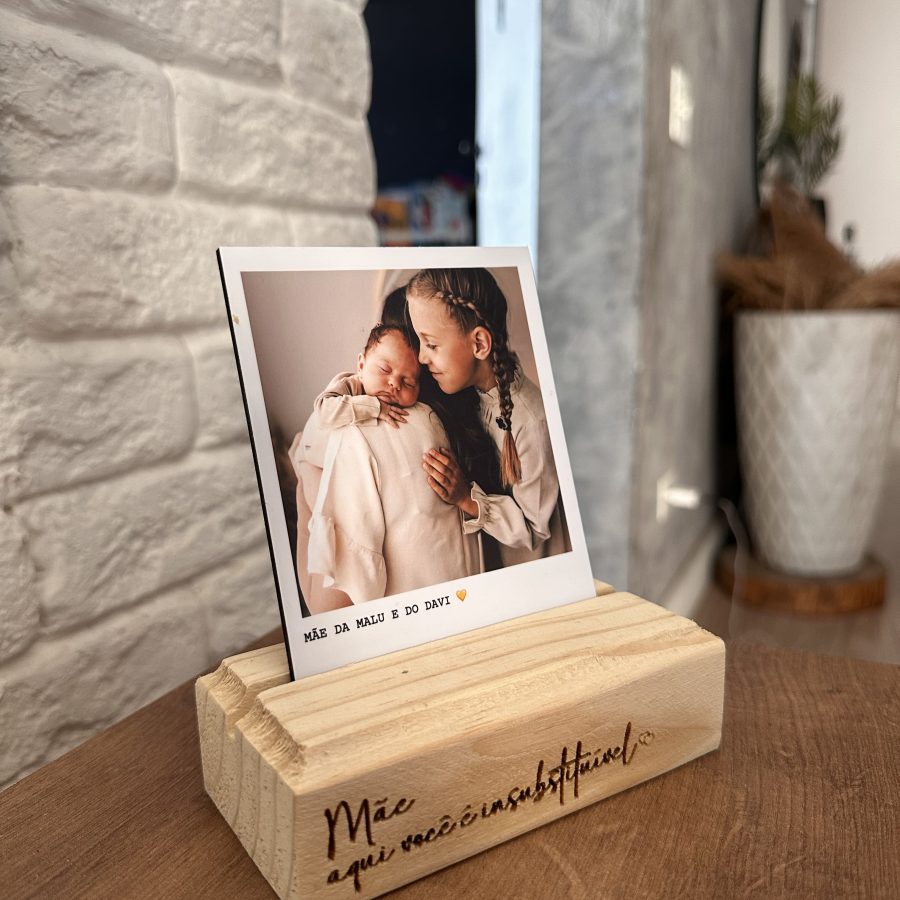 Porta-Retrato em Acrílico - "Mãe, aqui você é insubstituível"
